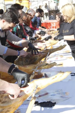 25 personas participaron hoy en el I Taller de Cortador de Jamón organizado por AFAMMER, Quesería Valle de Aras y la Real Archicofradía de María Santísima de Araceli.