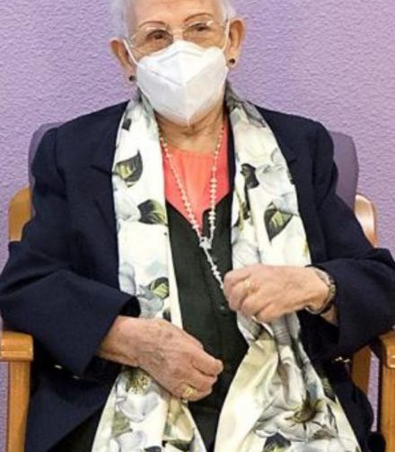 La primera española vacunada luce el rosario de la Virgen de Araceli