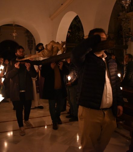 El Cristo del Perdón recorre las naves del Santuario en su viacrucis